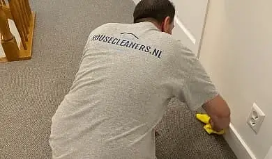Opleveringsschoonmaak Den Haag, handmatig reinigen van plinten en wanden.