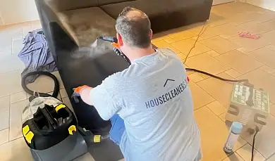 Bankreiniging Den Haag, specialist van Housecleaners.nl stoomreinigt stoffen bank.